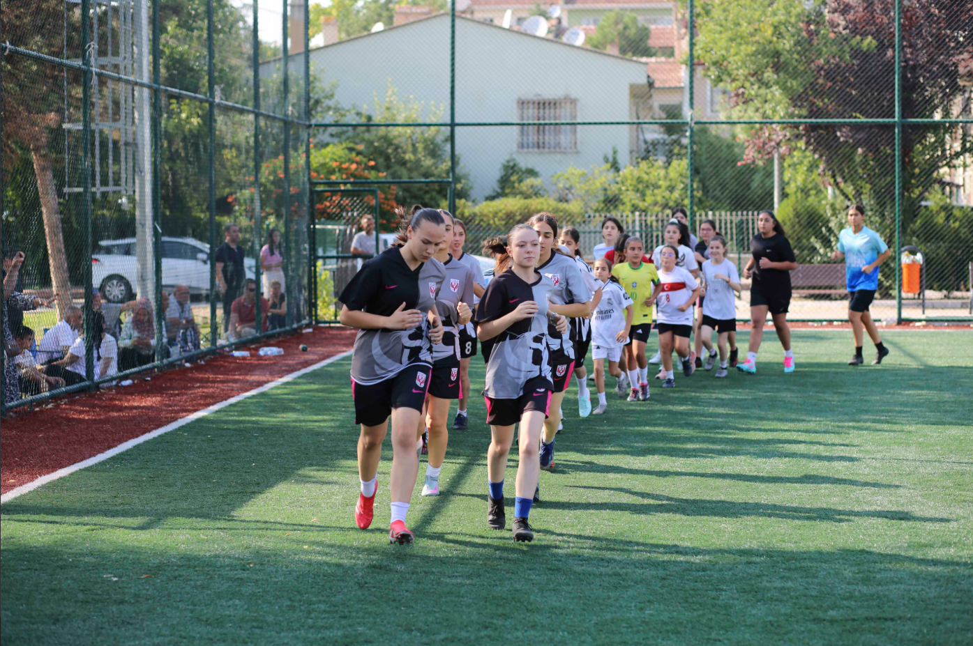 Ankara Büyükşehir Belediyesi'nden ücretsiz kız futbol okulu