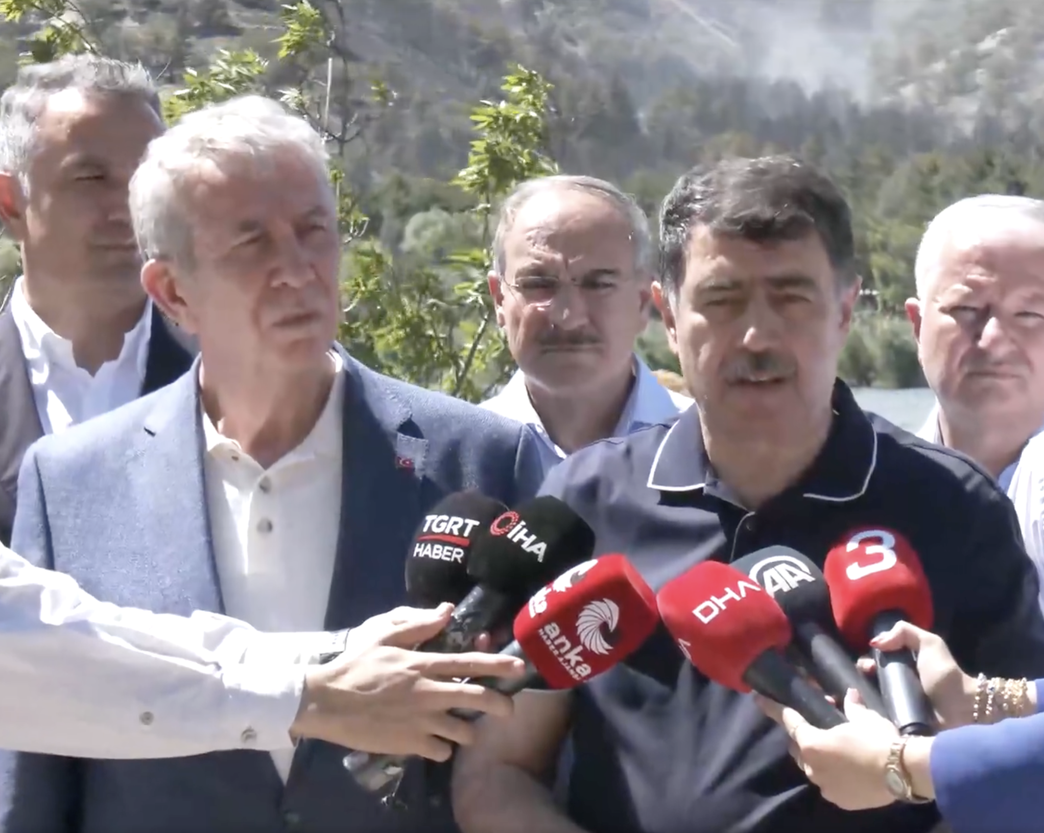 Eymir Gölü çevresindeki yangına 6 helikopter ve 4 uçakla müdahale ediliyor