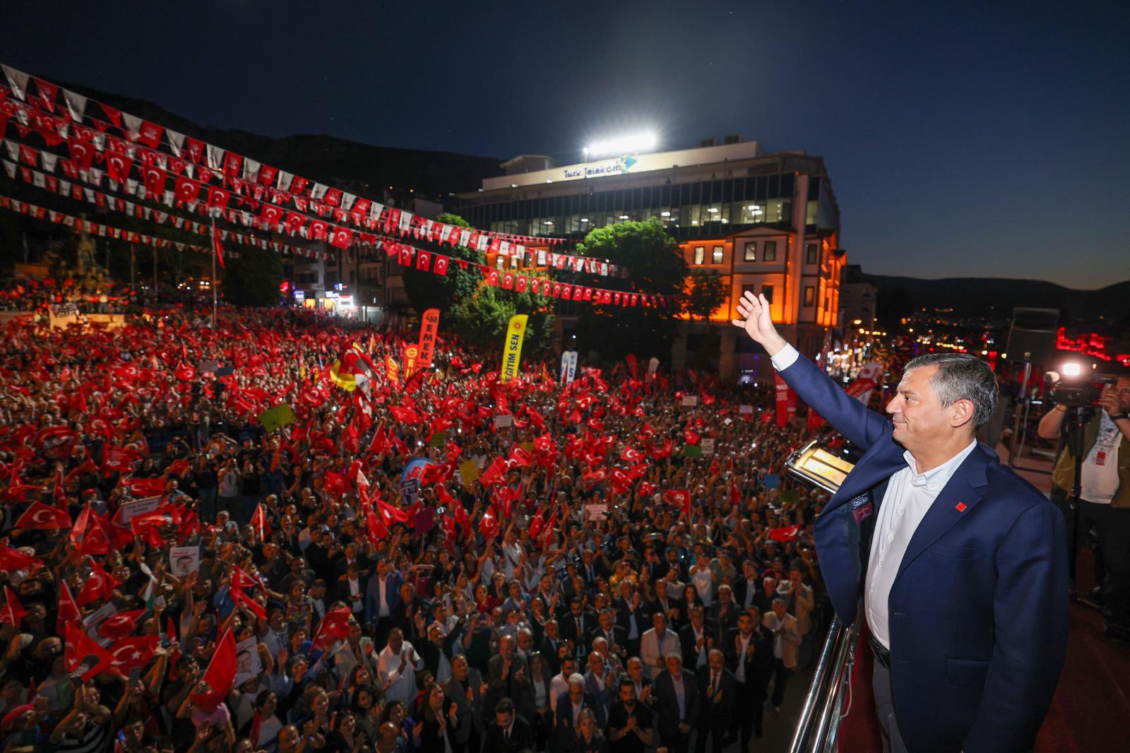 Özgür Özel Amasya’da konuştu: “Milletin rızası olmayan hiçbir düzen meşru değildir”