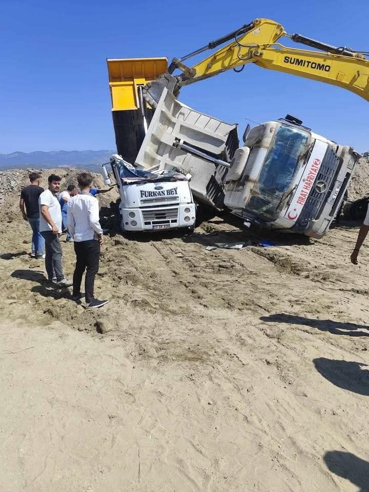 Kamyon kamyonun üzerine devrildi: 1 ölü