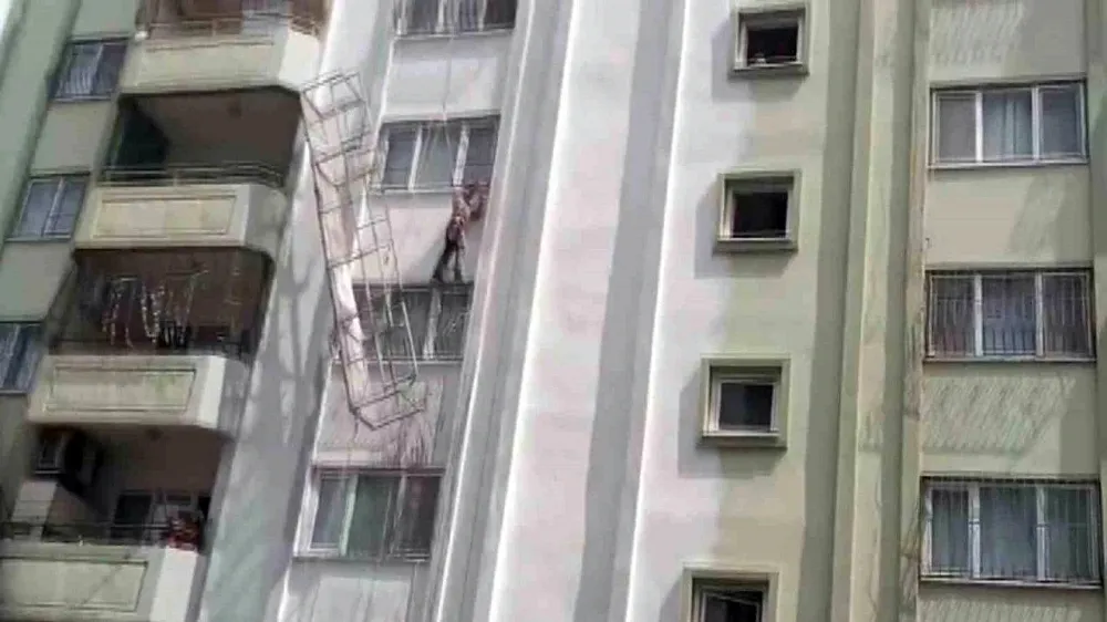 İskelenin halatı koptu, işçi ölümden döndü