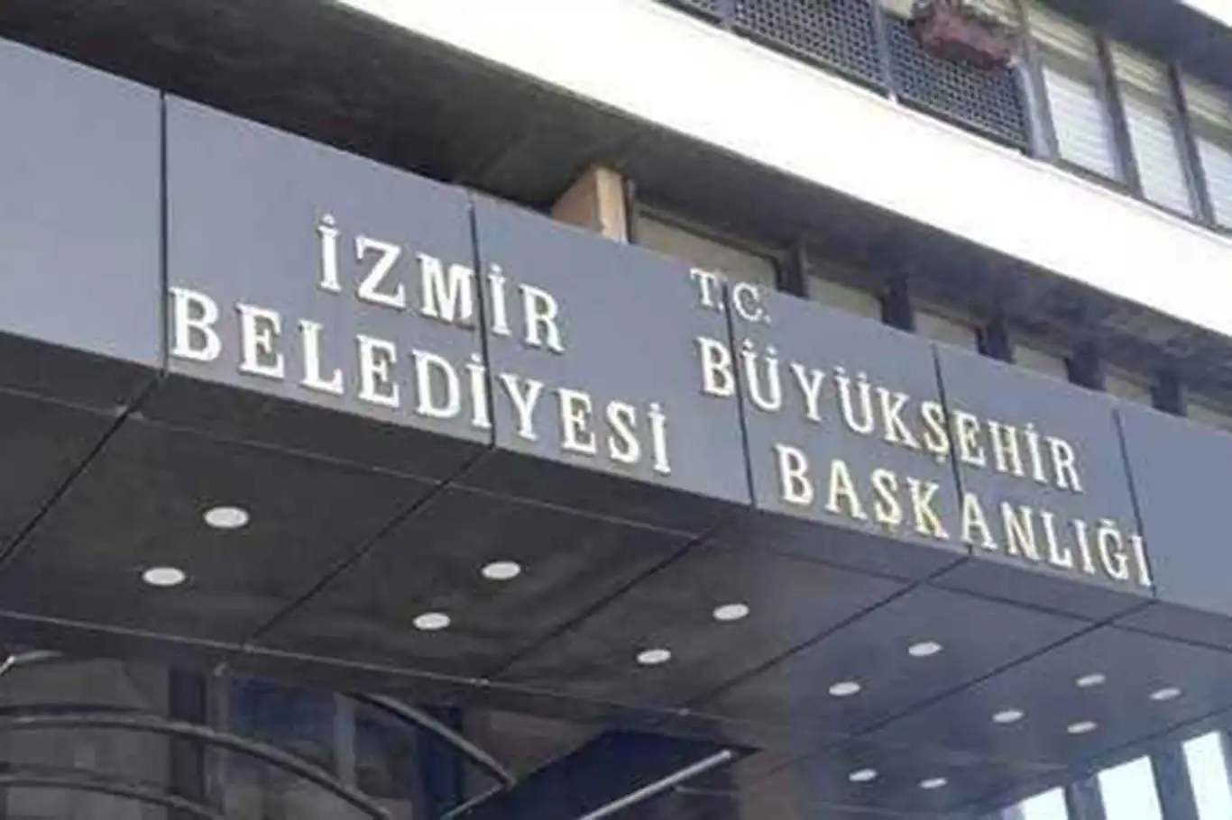İzmir Büyükşehir Belediyesi'nde yolsuzluk soruşturması: 99 sanık için hapis talebi