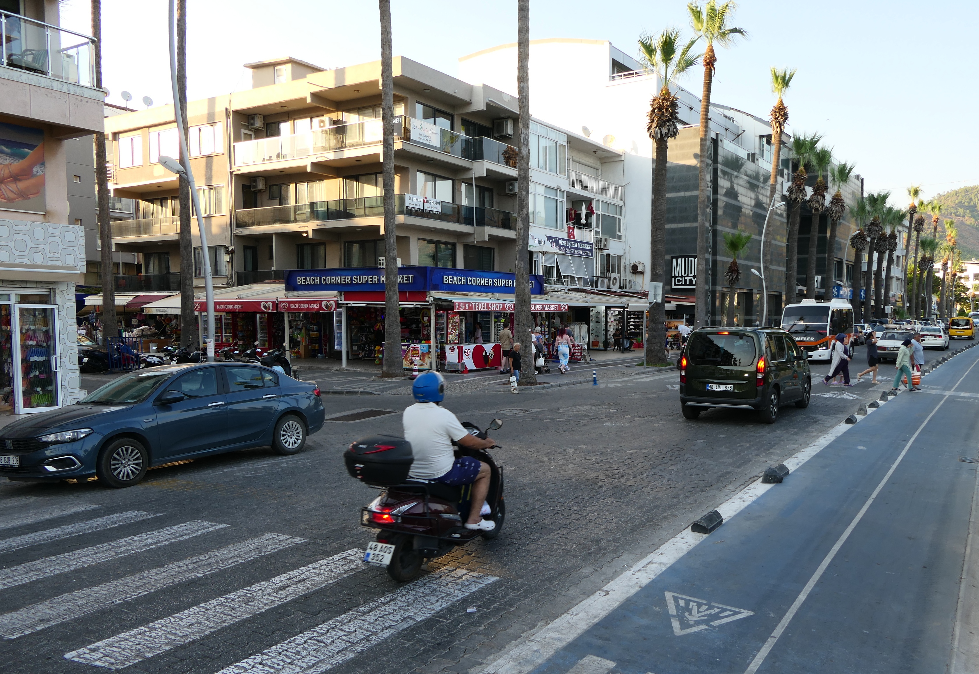 Burada araçlar da yayalar da şaşkın