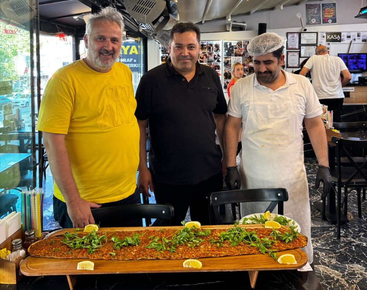 Veli Usta’dan dev hamle: 104 cm’lik lahmacunla rekora koşuyor
