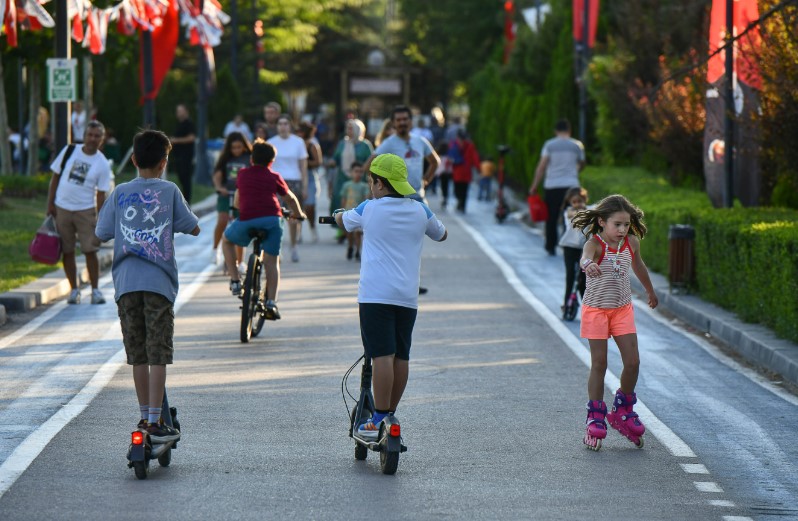 Başkentliler yazın keyfini park ve rekreasyon alanlarında çıkarıyor