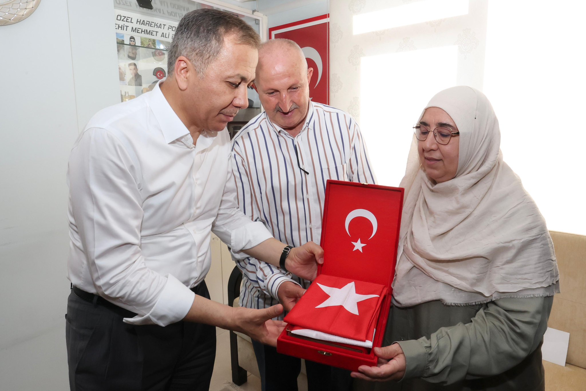Bakan Yerlikaya, şehit polis Ahmet Doğan’ın ailesini ziyaret etti
