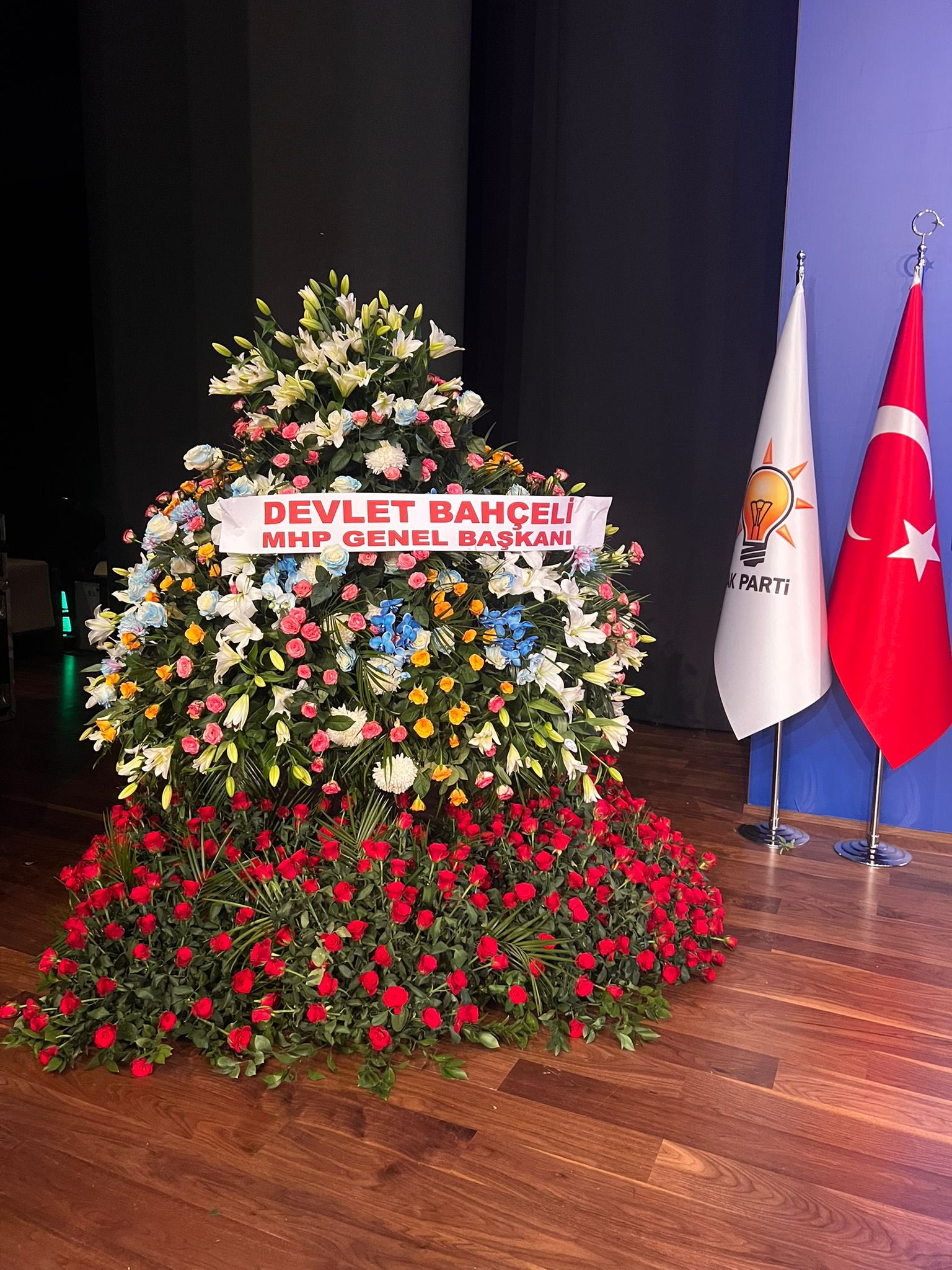 Bahçeli'den AK Parti'nin 24. kuruluş yıl dönümüne özel çiçek hediyesi