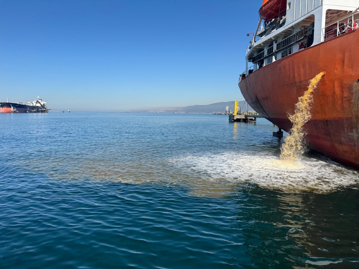Denizi kirleten gemi, Kocaeli Büyükşehir ekipleri tarafından tespit edildi