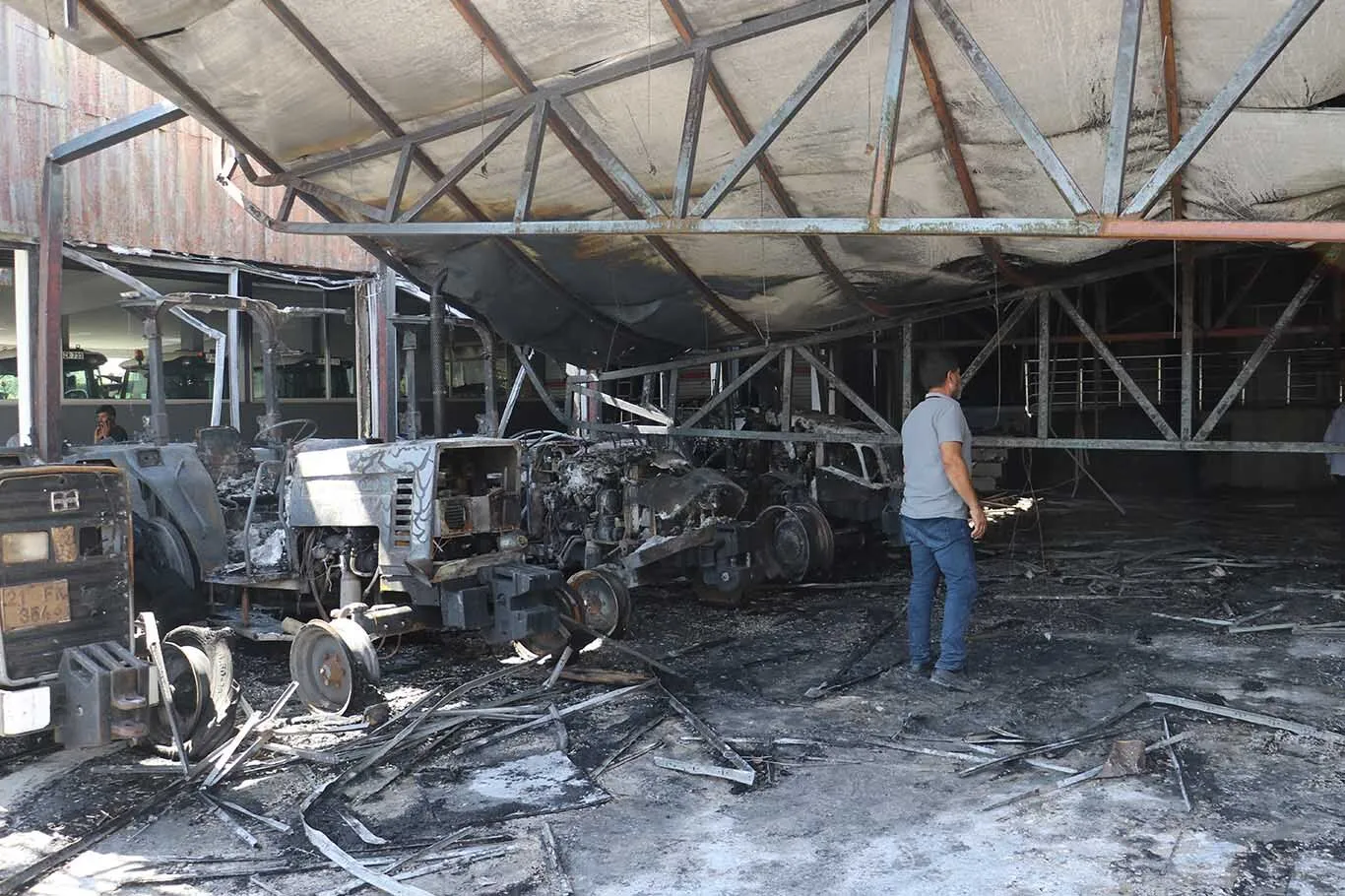 Diyarbakır’da traktörcüler sitesinde yangın: 3 iş yeri ve 19 traktör yandı