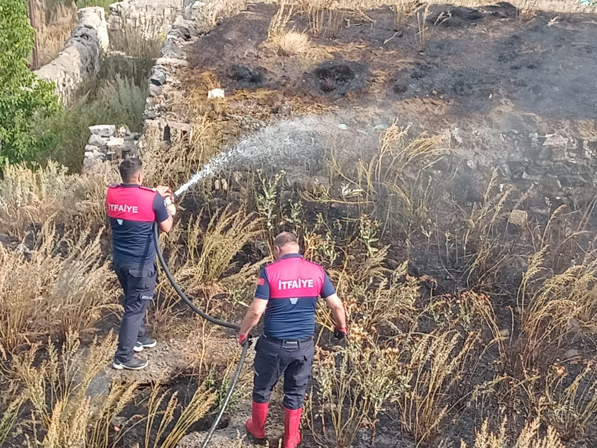 Kars Bayrampaşa TOKİ nölgesinde örtü ve anız yangını kısa sürede söndürüldü