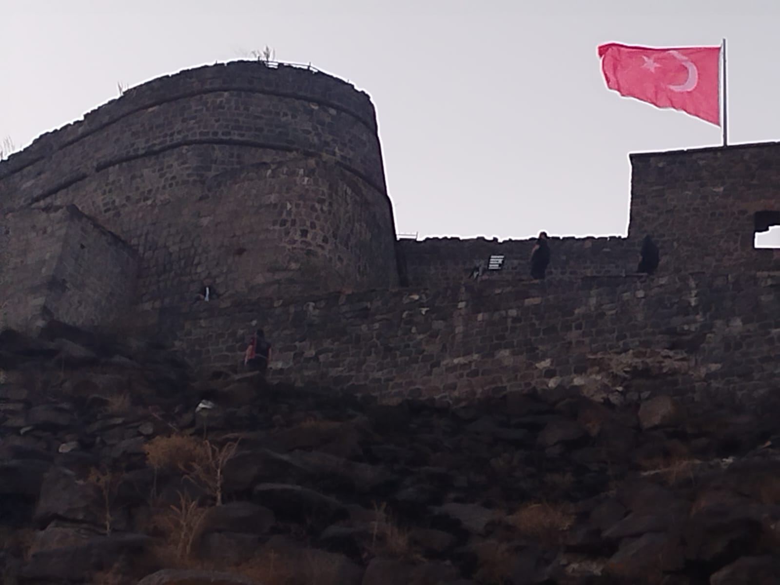 Kale surlarına çıkan bir kişi, intihar girişiminde bulundu
