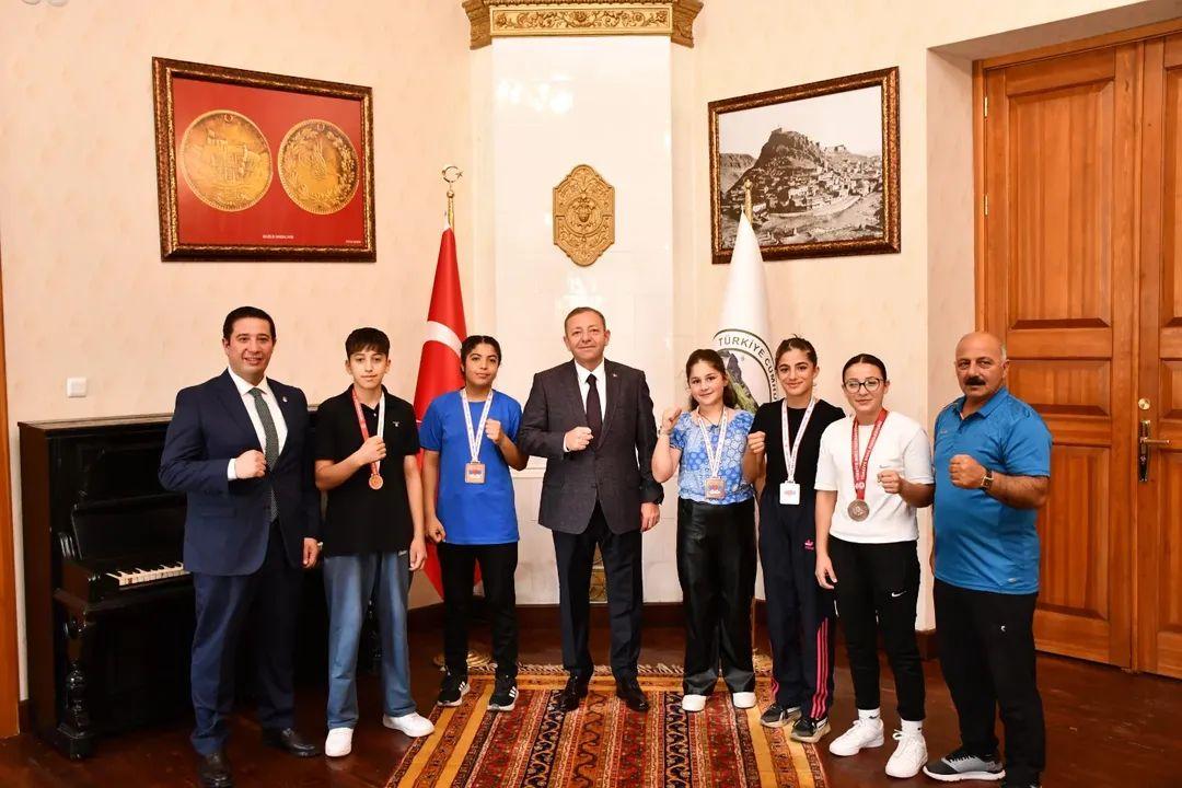 Kars Valisi Ziya Polat, Türkiye Şampiyonası'nda dereceye giren minik boksörleri makamında ağırladı