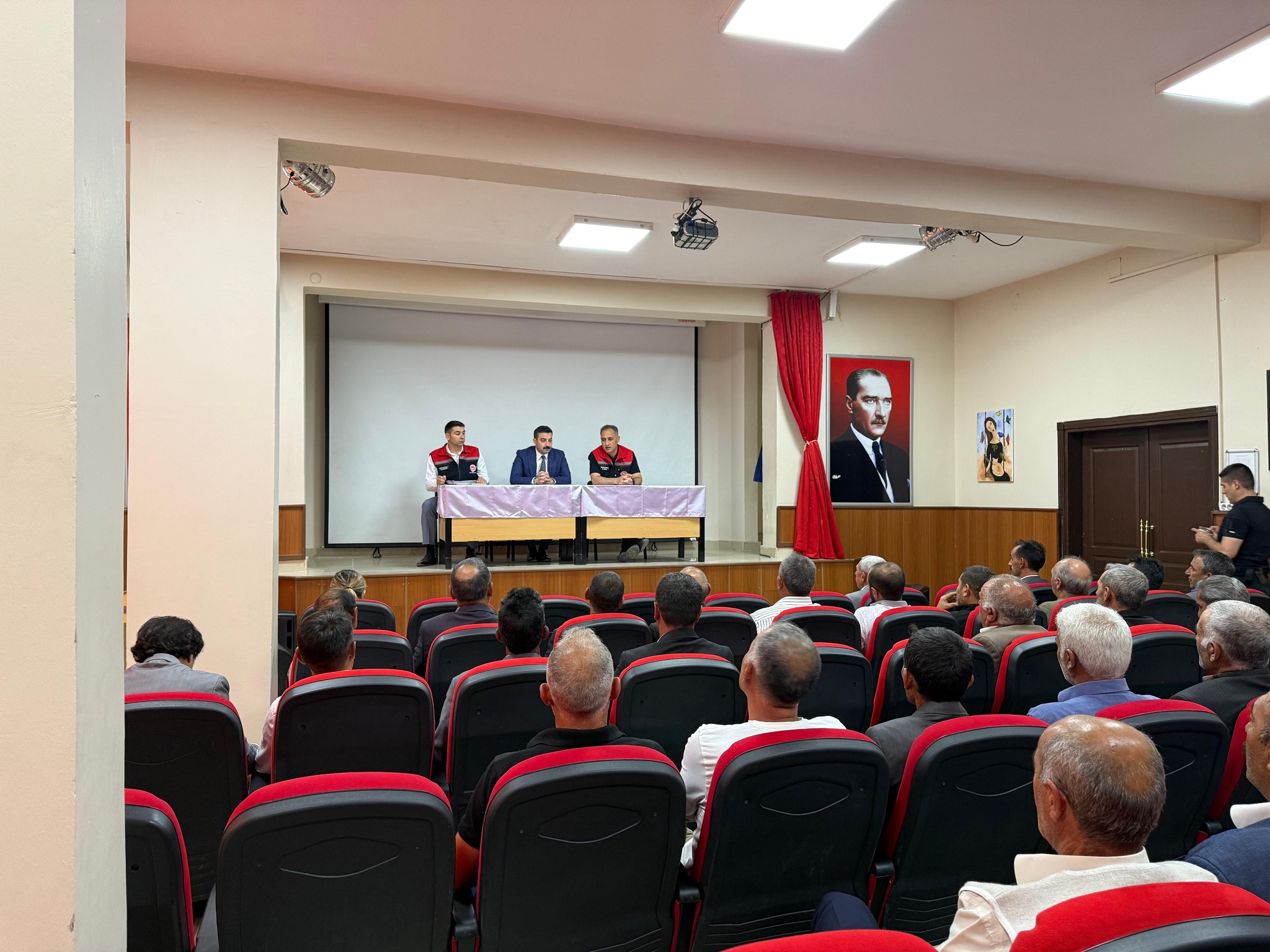 Arpaçay'da muhtarlara tarımsal bilgilendirme toplantısı düzenlendi