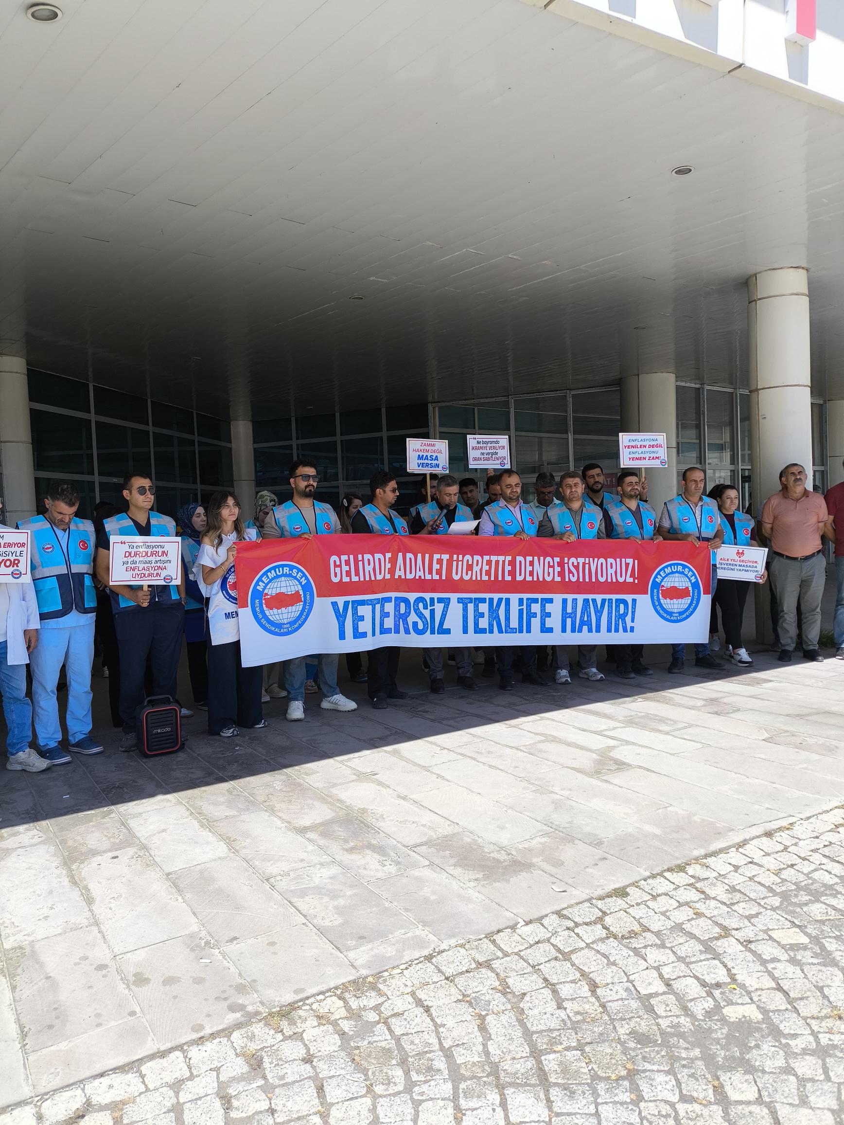 Memur-Sen Kars Şubesi: Türkiye Kamu-Sen, olarak bugün başlattığımız eylemlerimizi, yükselterek devam ettireceğiz