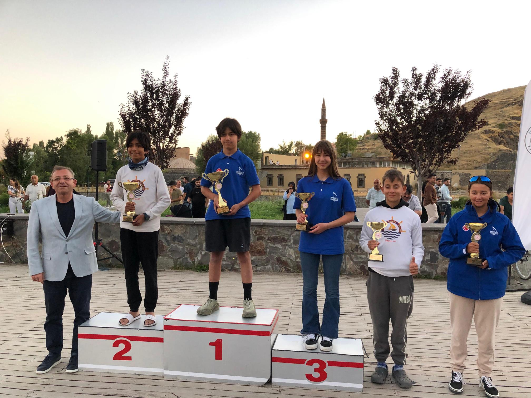 Vali Ziya Polat, Anadolu Yelken Ligi Kars Optimist Yarışları’nda dereceye giren sporculara ödüllerini verdi