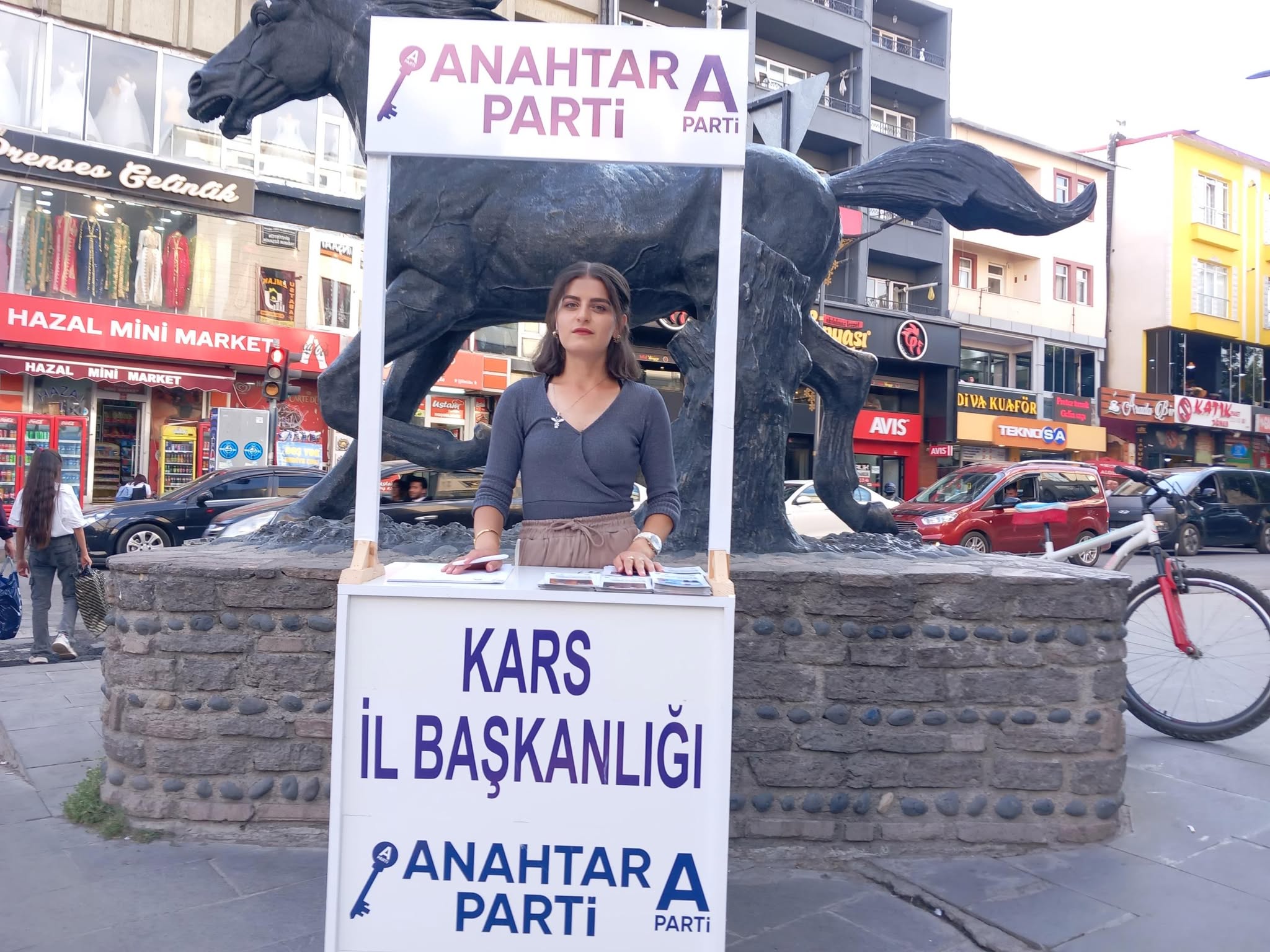 Anahtar Partisi Kars İl Gençlik Kolları’ndan bilgilendirme standı