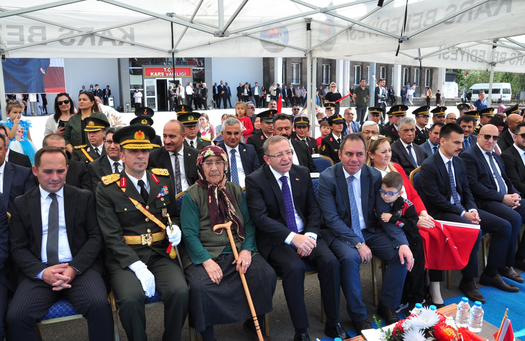 Kars'ta 30 Ağustos Zafer Bayramı kutlamalarına 98 yaşındaki Hayriye Ağyel de ortak oldu