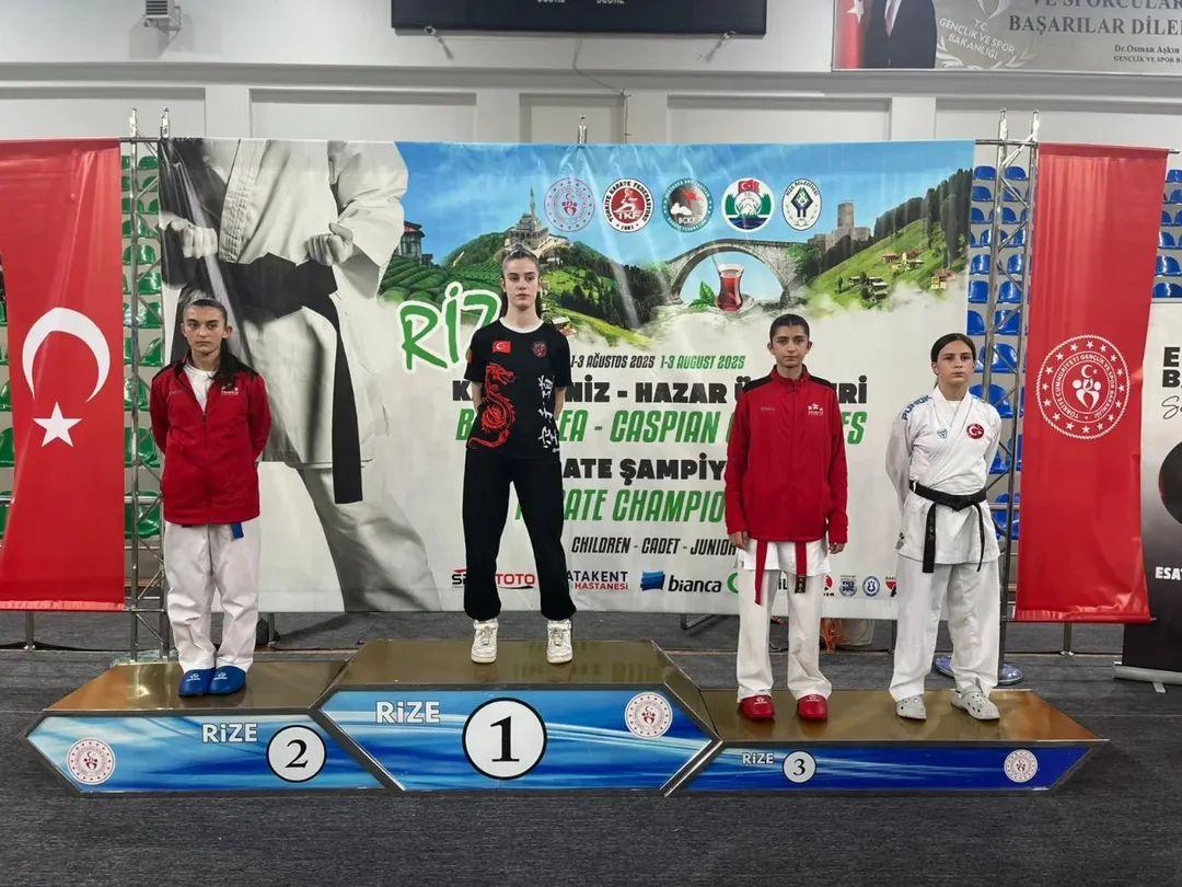 Genç sporcularımız Uluslararası Karate Şampiyonasında madalyayla döndü