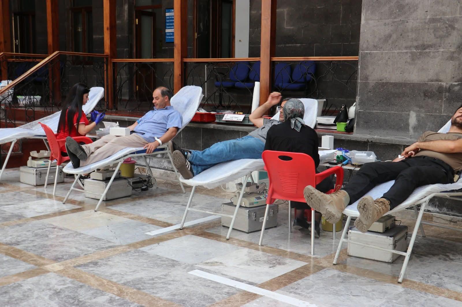 Kars Belediyesi personelinden Türk Kızılayı'nın kan bağışı kampanyasına destek