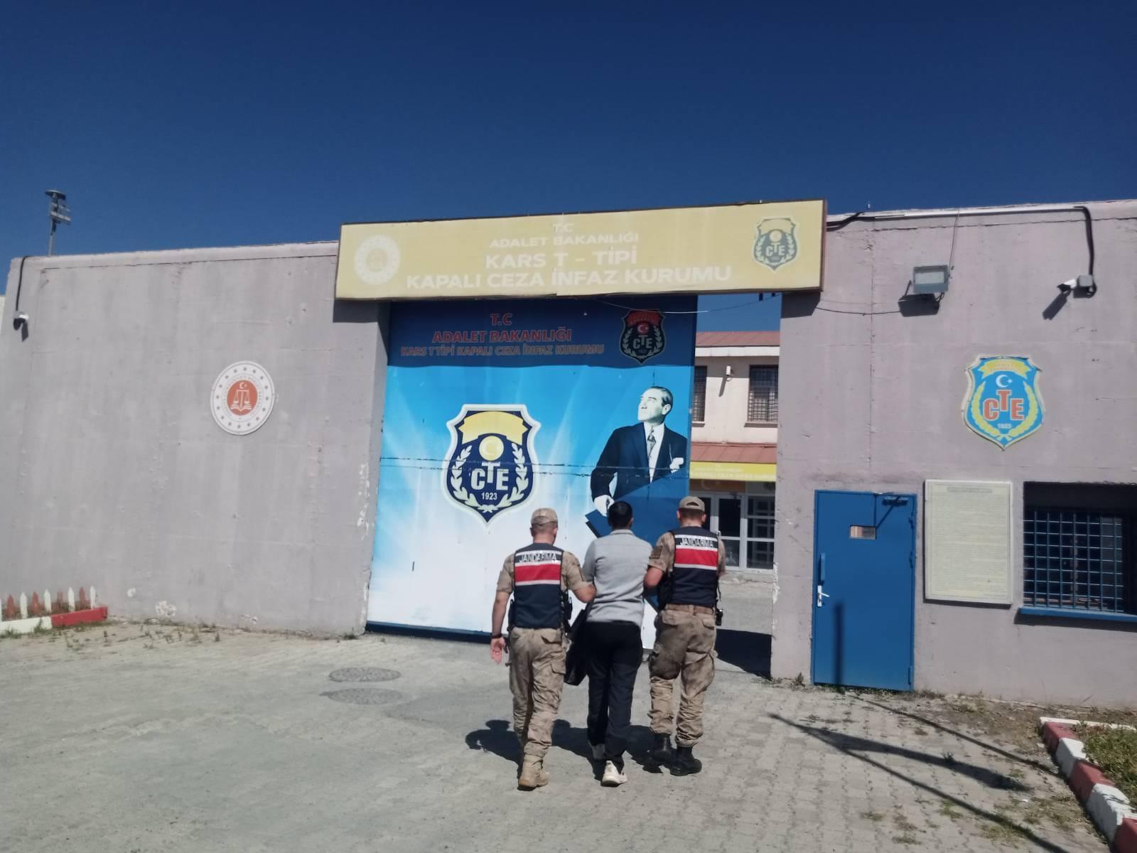 Kars'ta aranan firari jandarmanın operasyonuyla yakalandı