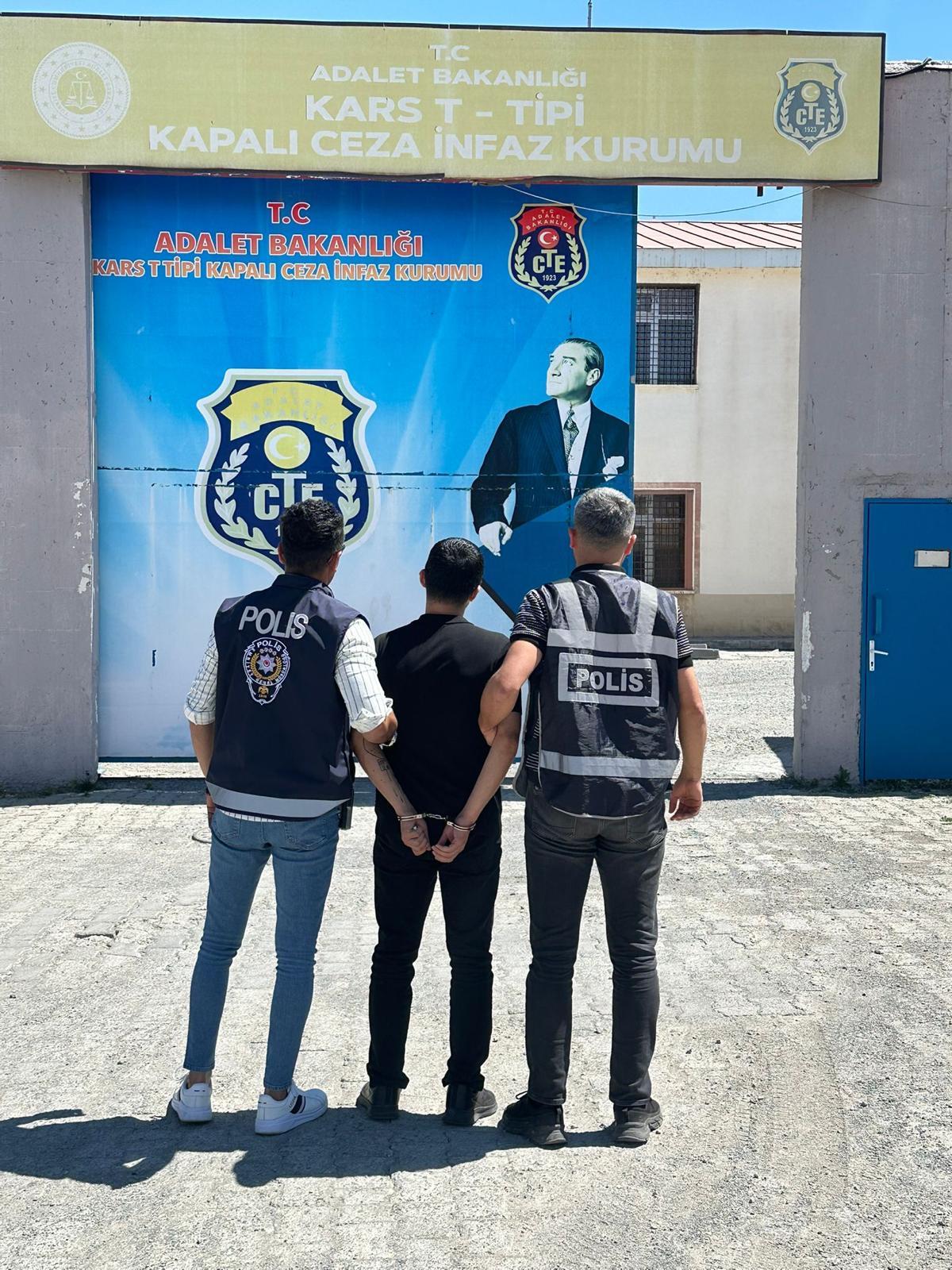 Kars'ta aranan şahıs sahte kimlikle yakalandı