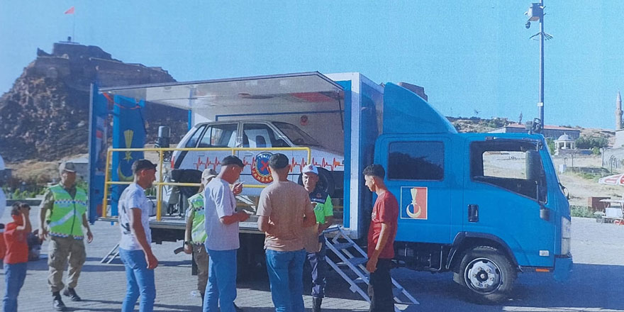 Kars'ta Emniyet Kemeri Simülasyon Aracı emniyet kemerinin hayati önemini uygulamalı olarak gösterildi