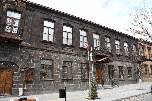 Kars Gençlik ve Spor İl Müdürlüğü’nden spor tesislerine çevre iyileştirmesi