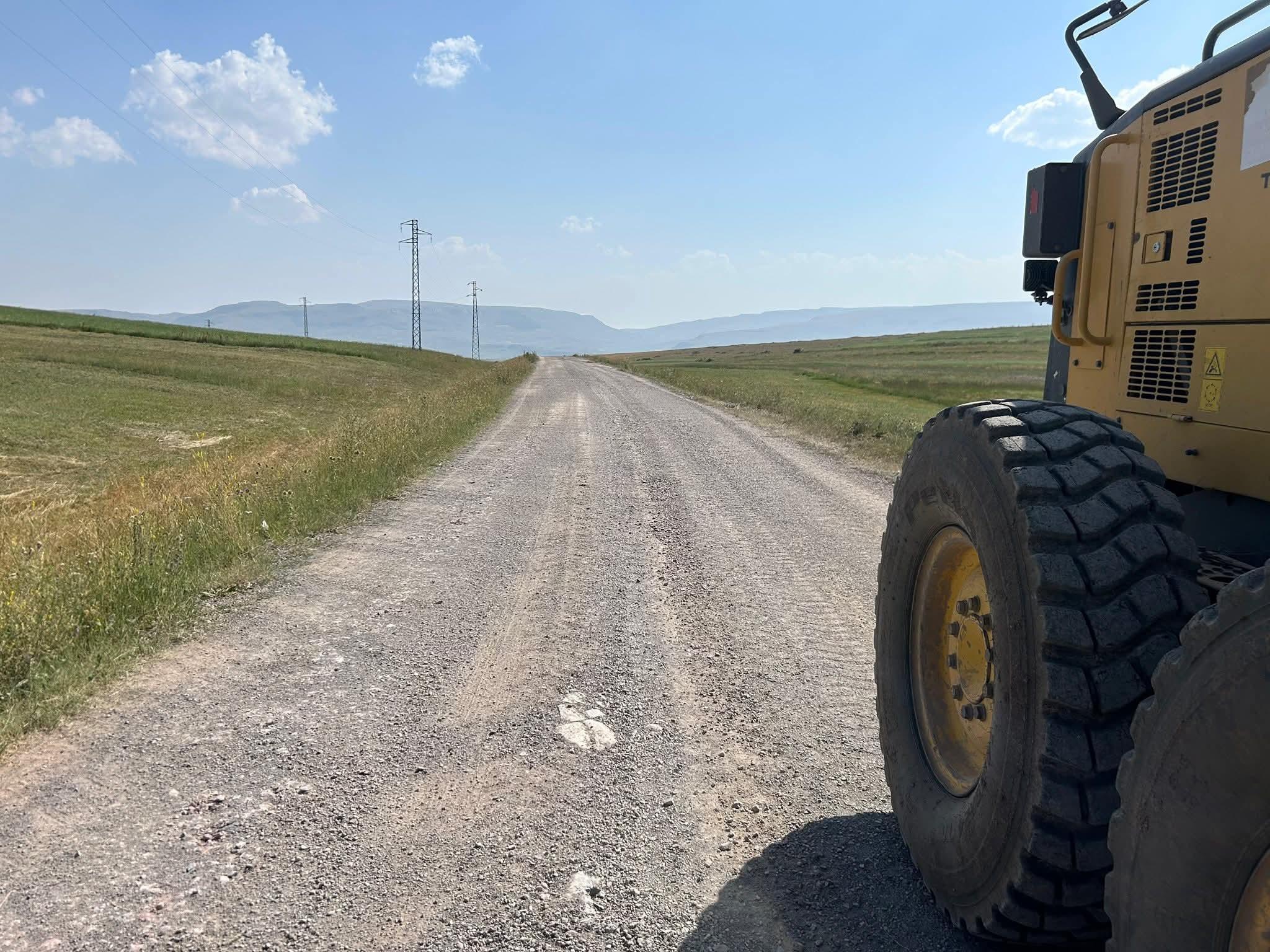 Susuz’da Köy Yollarında kumlama çalışması başarıyla tamamlandı