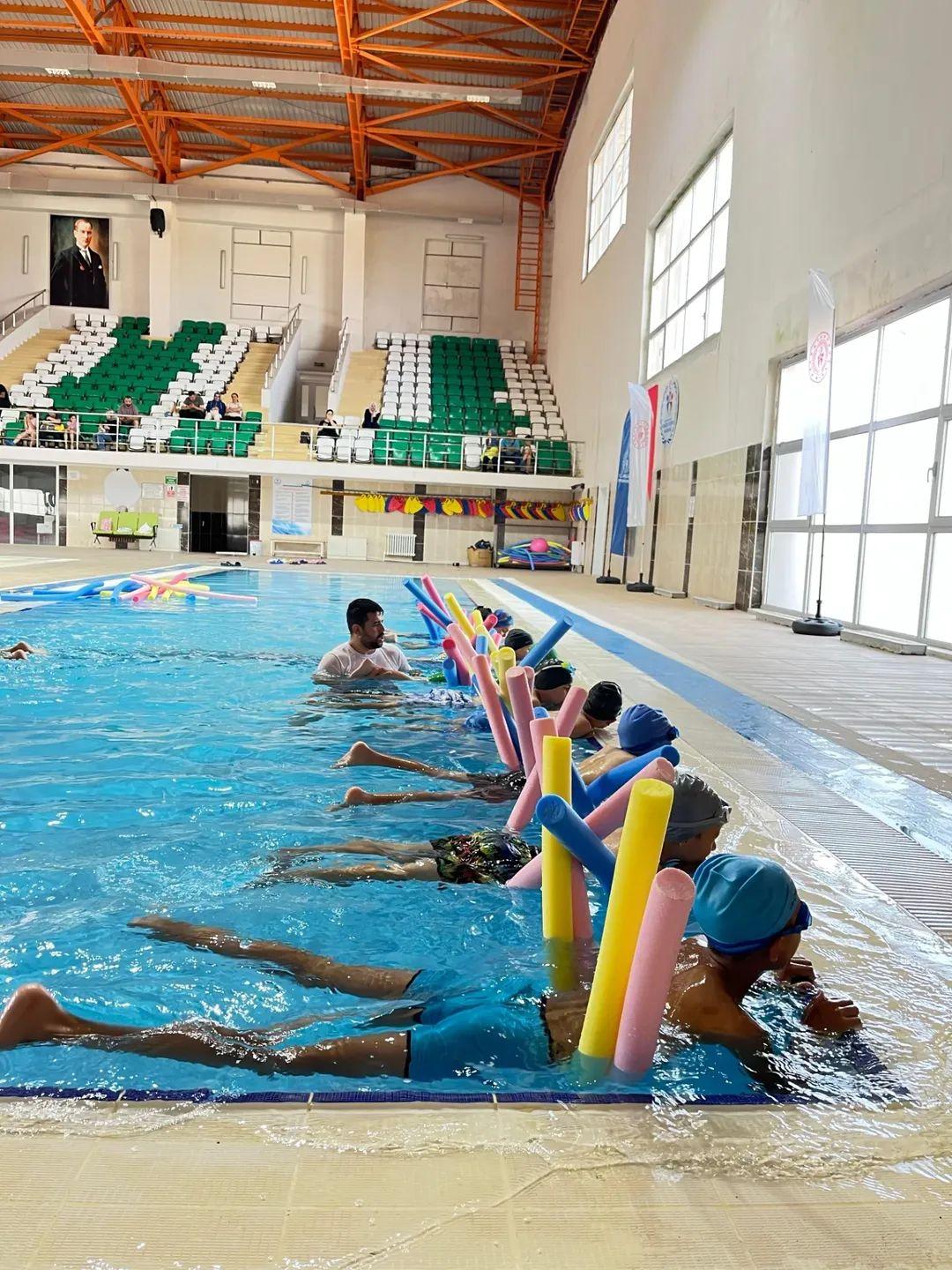 Kars'ta Yüzme Spor Okulları, çocukların hem fiziksel hem de kişisel gelişimlerine katkı sağlıyor