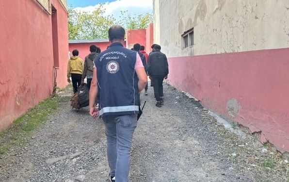 Kars'ta yakalanan 16 düzensiz göçmen geri gönderme merkezine sevk edildi