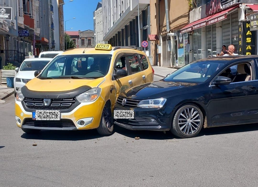 Kars'ta maddi hasarlı trafik kazası meydana geldi
