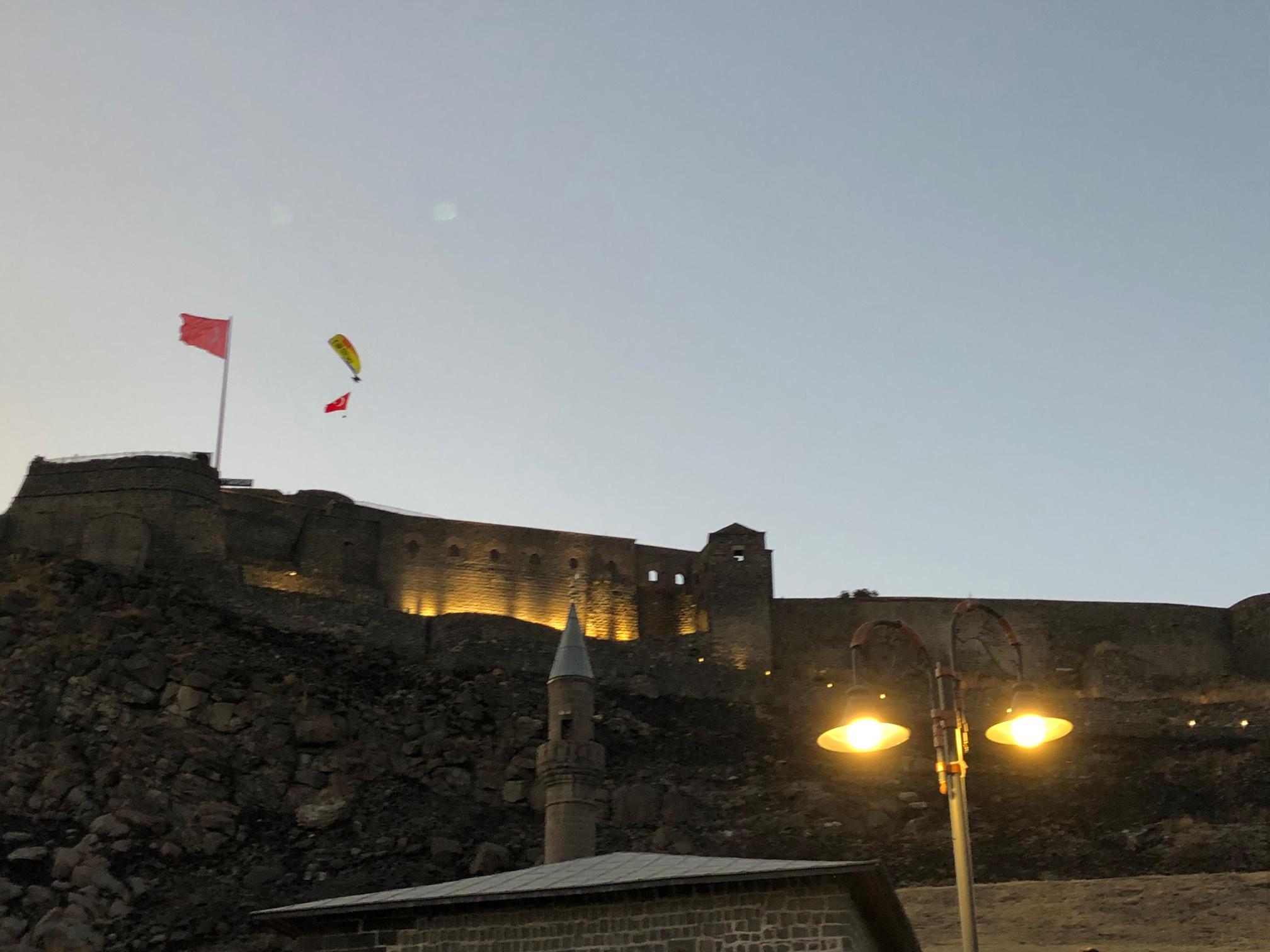 Ani’nin 961. Fetih yıldönümünde paramotor gösterisi nefes kesti