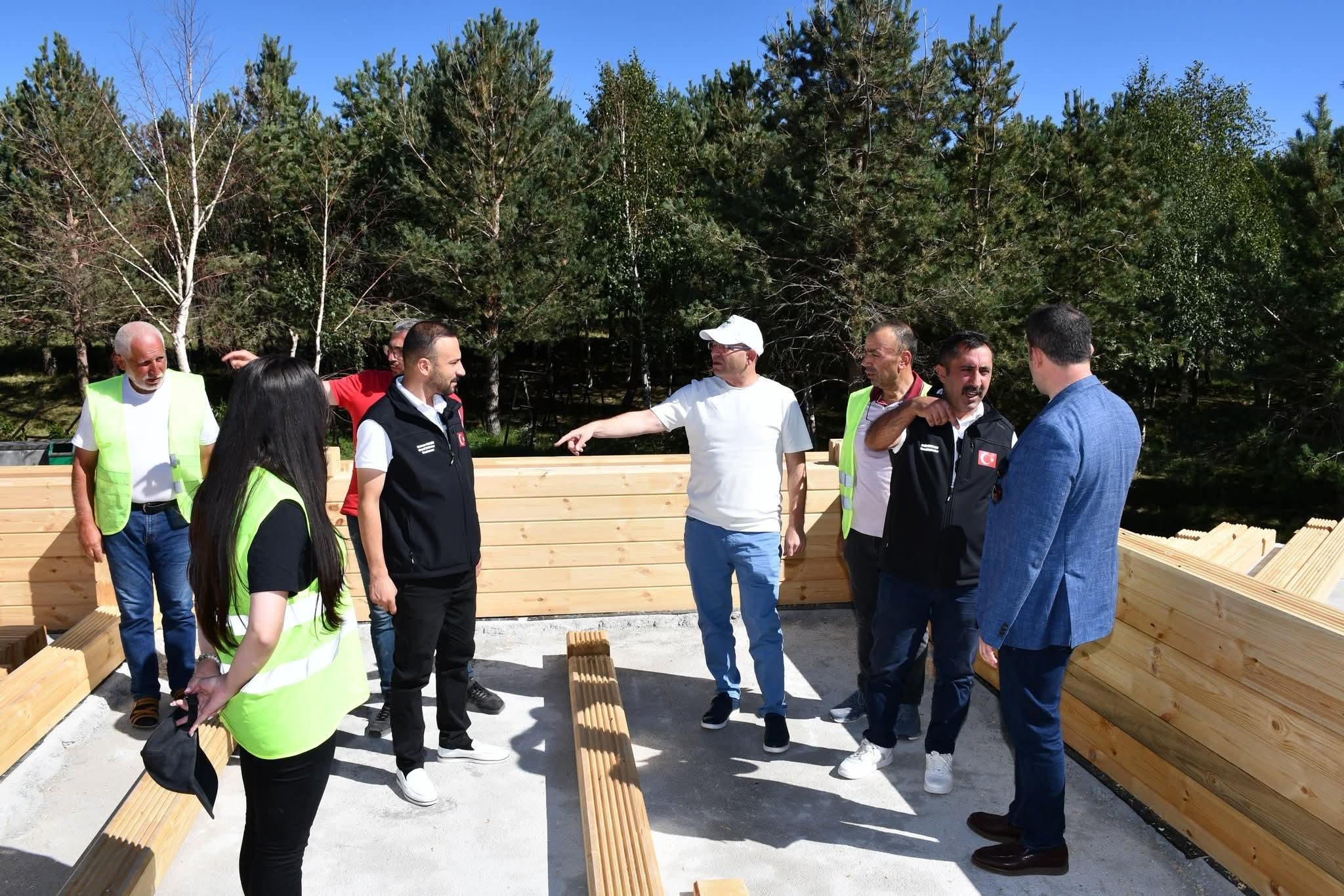 Kars Valisi Ziya Polat, Çıldır Gölü kıyısındaki kütük ev inşaatını inceledi