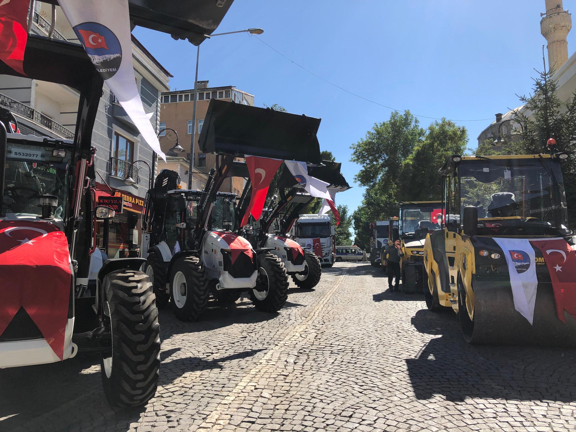 Kars Belediyesi araç filosunu güçlendirdi: 15 yeni iş makinesi dualarla hizmete girdi
