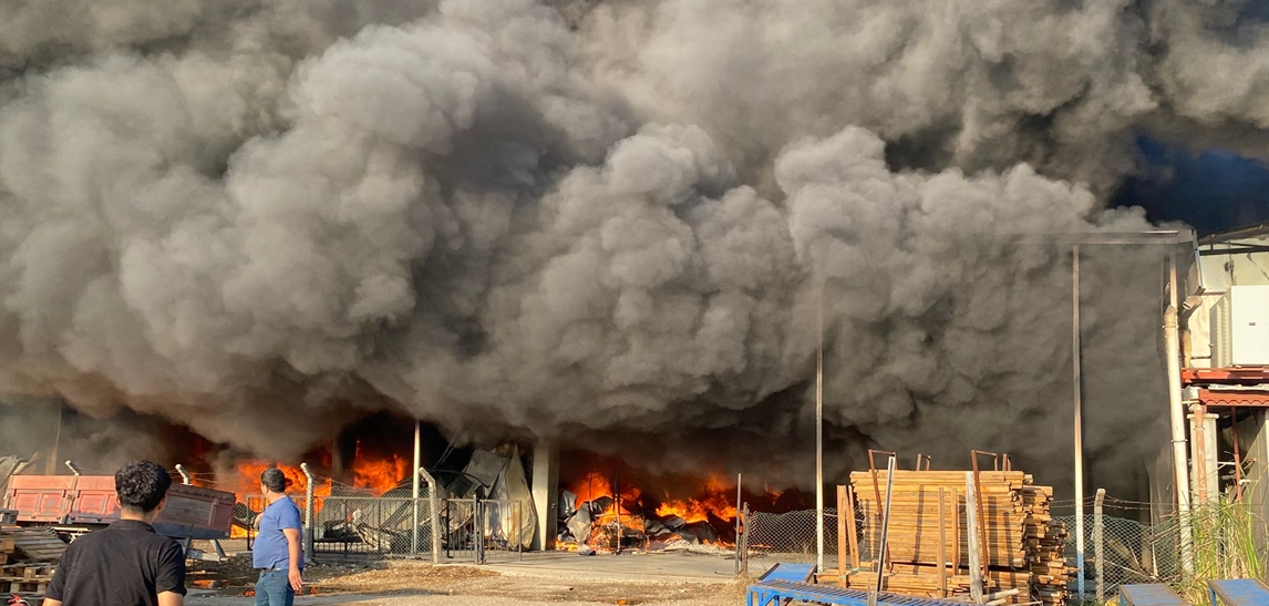 Antalya’da iki depoda çıkan yangına ekipler müdahale ediyor