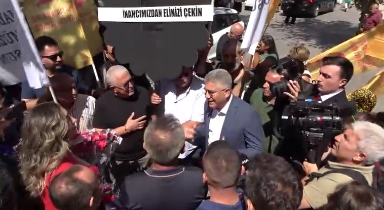 Esma Ersin siyah çelenkle gelen grubu çiçekle karşıladı