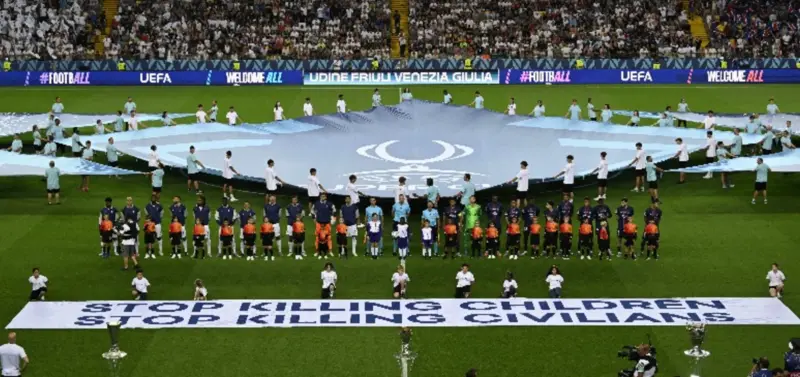 UEFA süper kupa maçında “Sivilleri Öldürmeyi Bırakın” mesajı