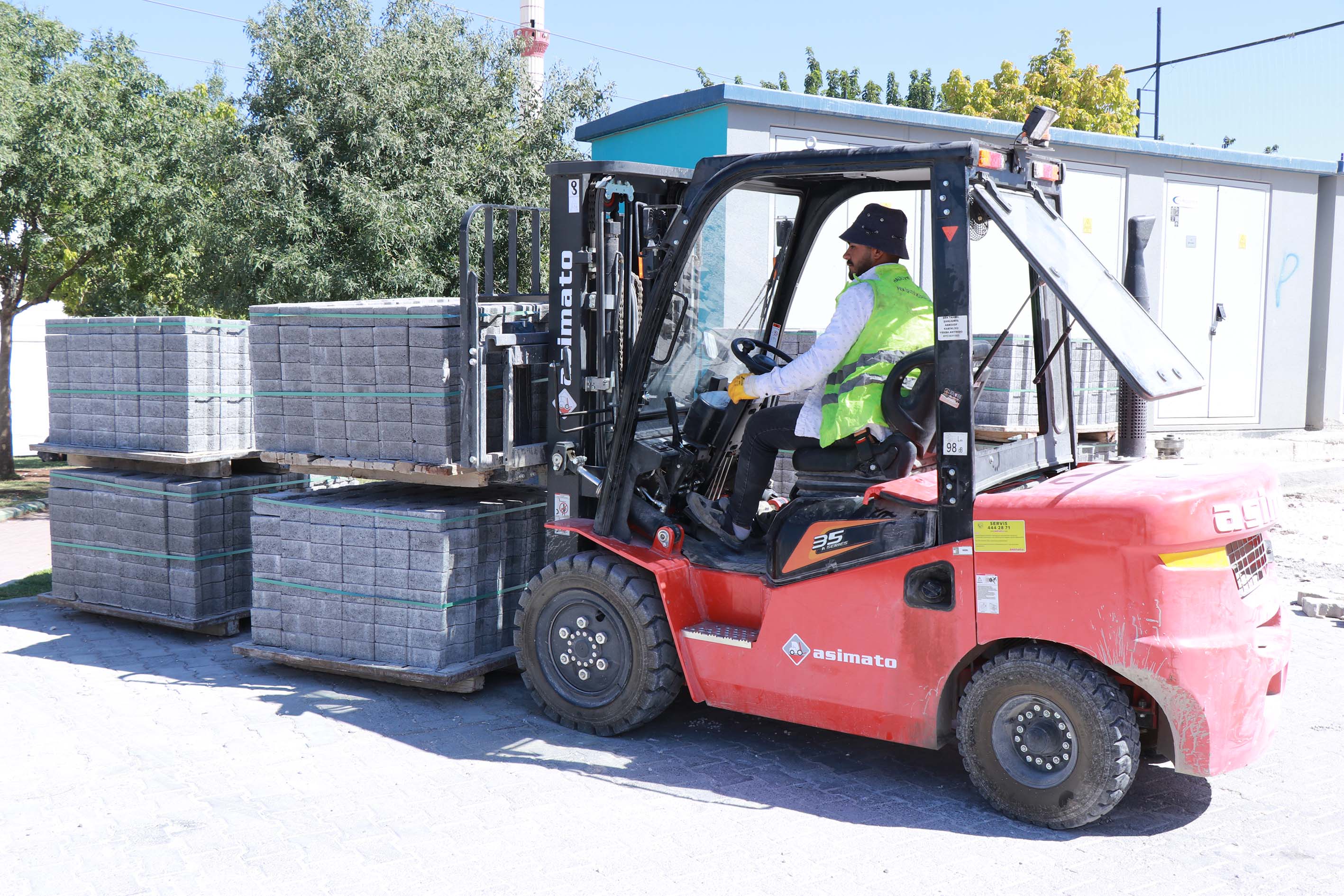 Haliliye'de parke taşı çalışmalarıyla yollar yenileniyor