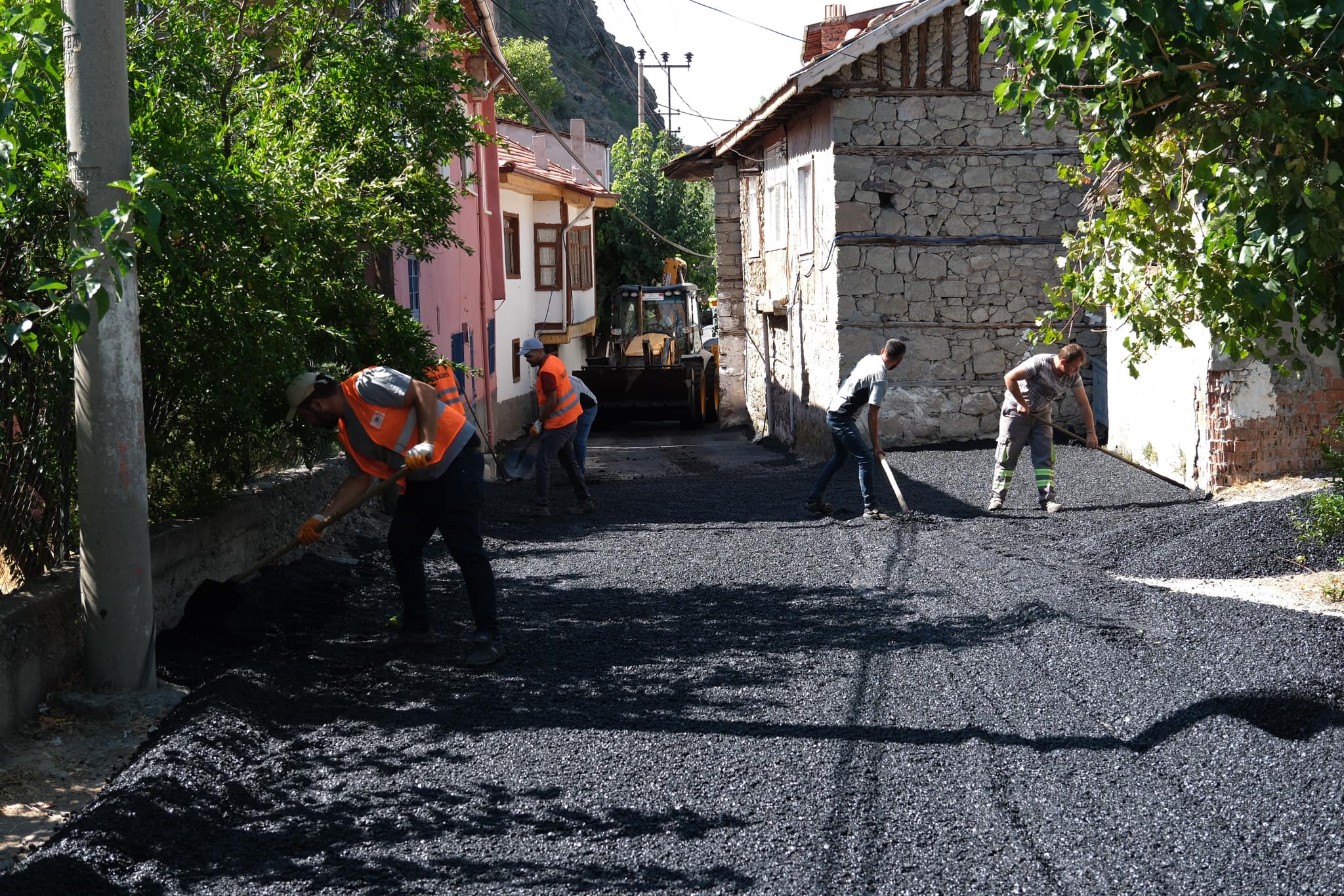 Güdül’de asfalt seferberliği: Yeşilöz’de çalışmalar sürüyor