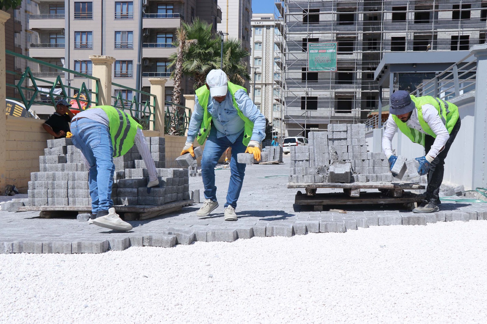 Haliliye Belediyesi'nden 3 mahallede hummalı üstyapı çalışması