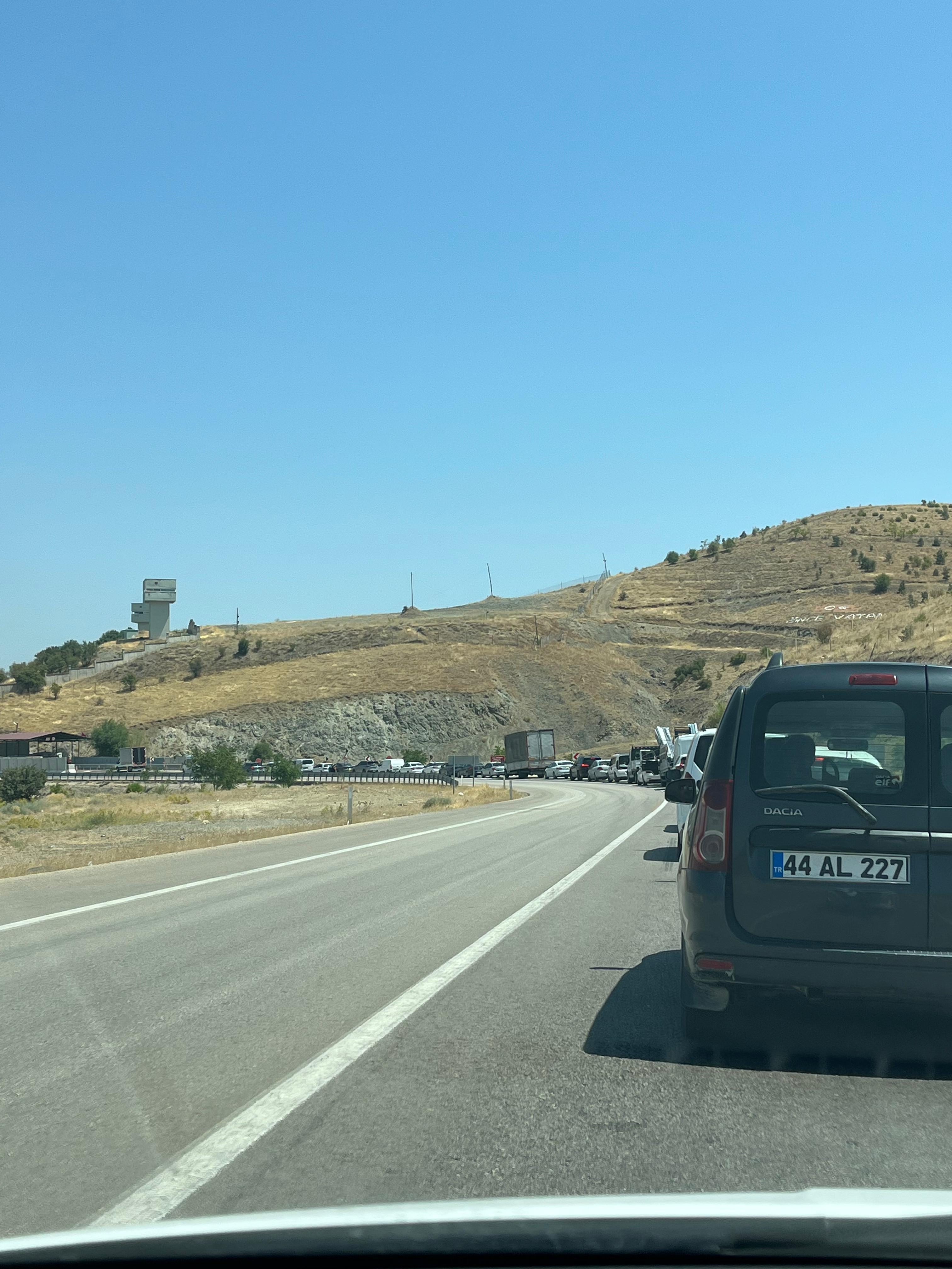 Elazığ-Pertek feribot iskelesinde kilometrelerce kuyruk oluştu