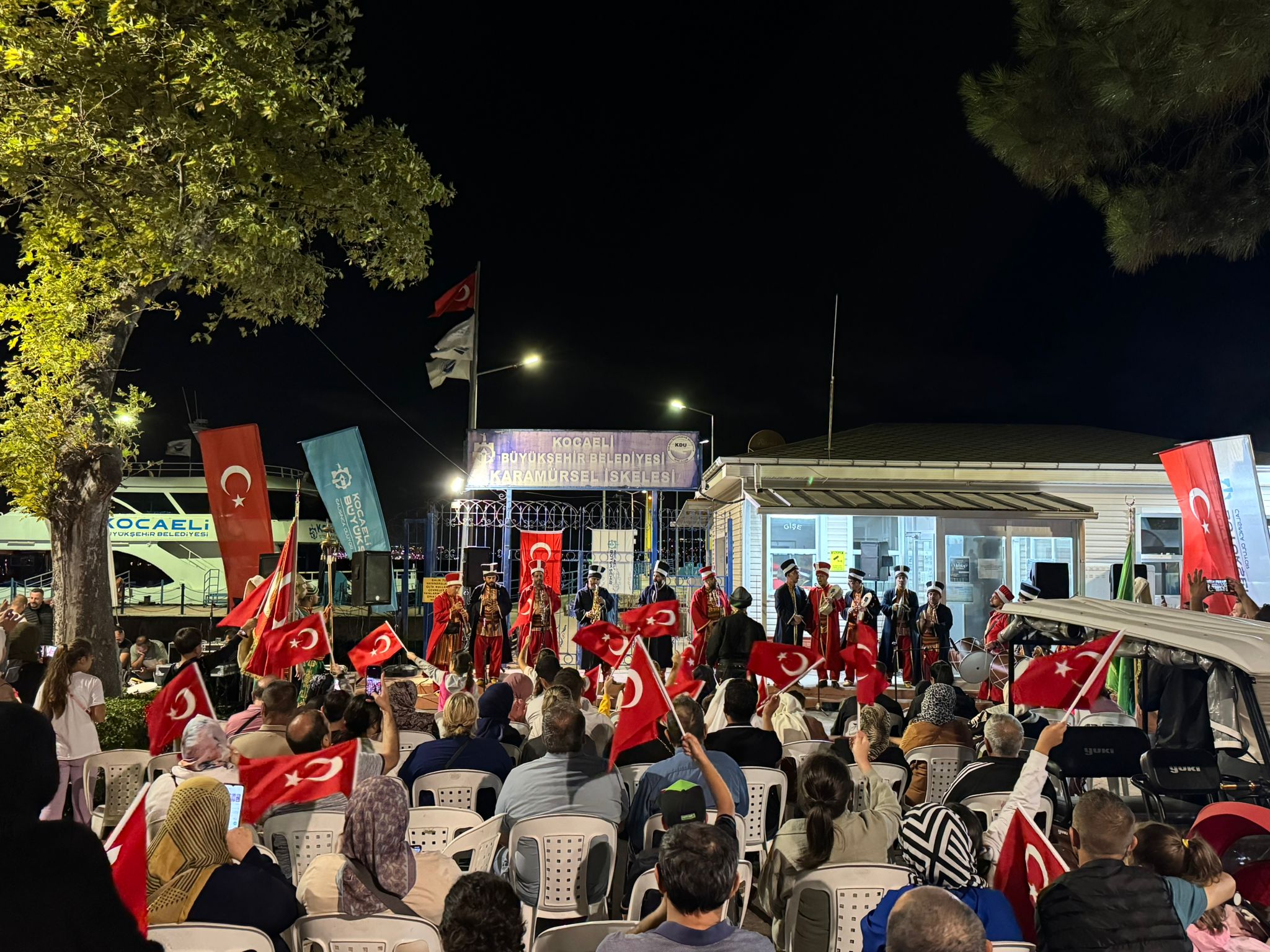 Kocaeli Büyükşehir’in Mehter ve Bando Takımı, Karamürsellileri coşturdu; 30 Ağustos’a özel konser