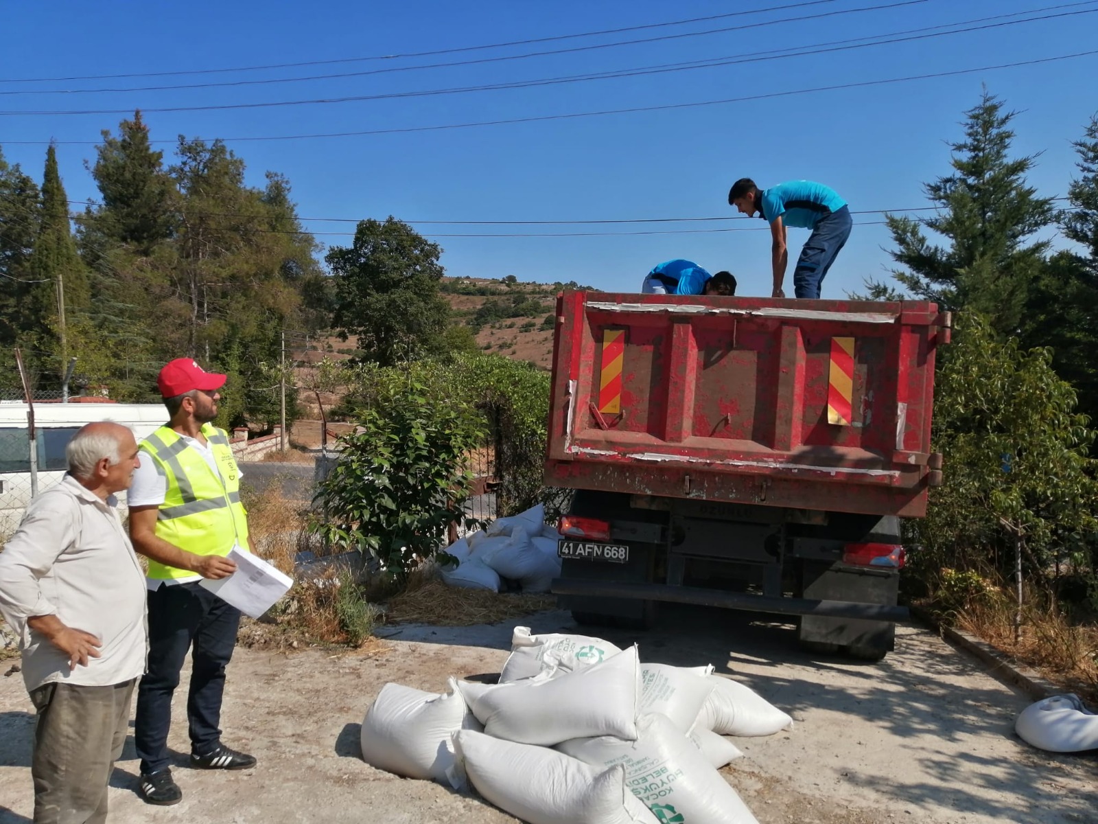 Kocaeli Belediyesi'nden üreticiye tavuk yemi ve ekipman desteği