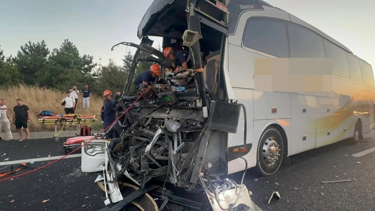 Malatya'dan gelen yolcu otobüsü kaza yaptı: 1 ölü, 10 yaralı