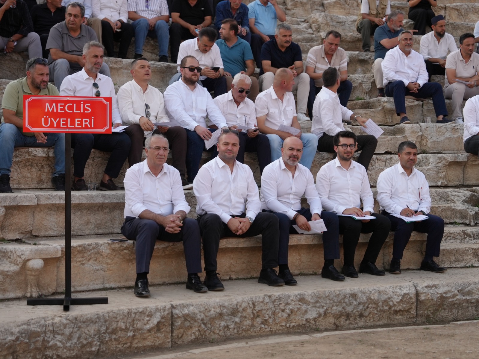 Tarihi Konuralp Amfi Tiyatro’da Belediye Meclis toplantısı yapıldı