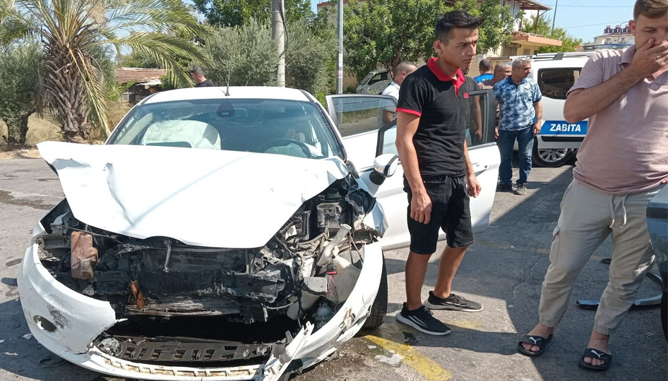 Serik'te kavşakta kaza: 3 kişi yaralandı