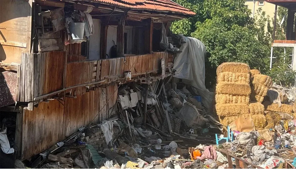 Bucak’ta evden 20 kamyon çöp çıktı: Aynı adreste ikinci temizlik