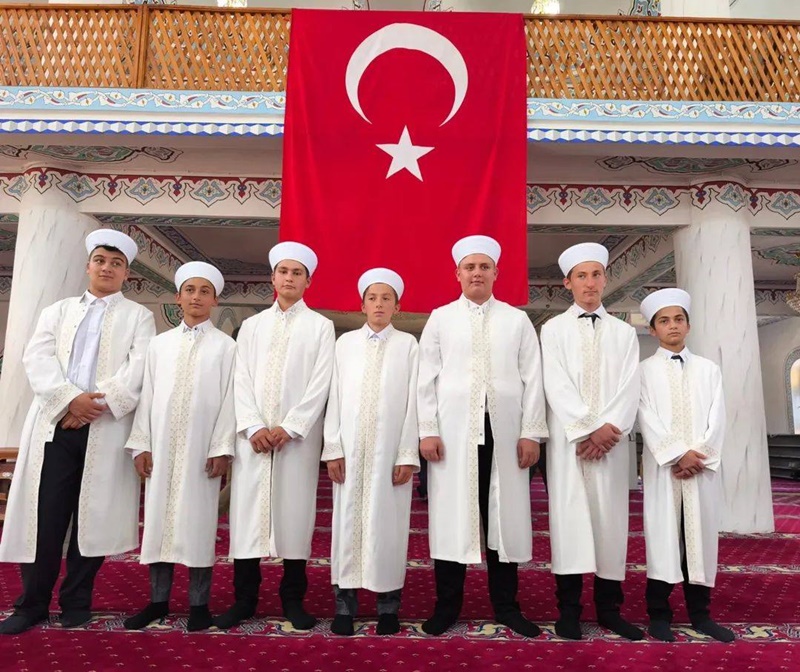 Şalpazarı Sütpınar’da hafızlara icazet merasiminde belgeleri verildi