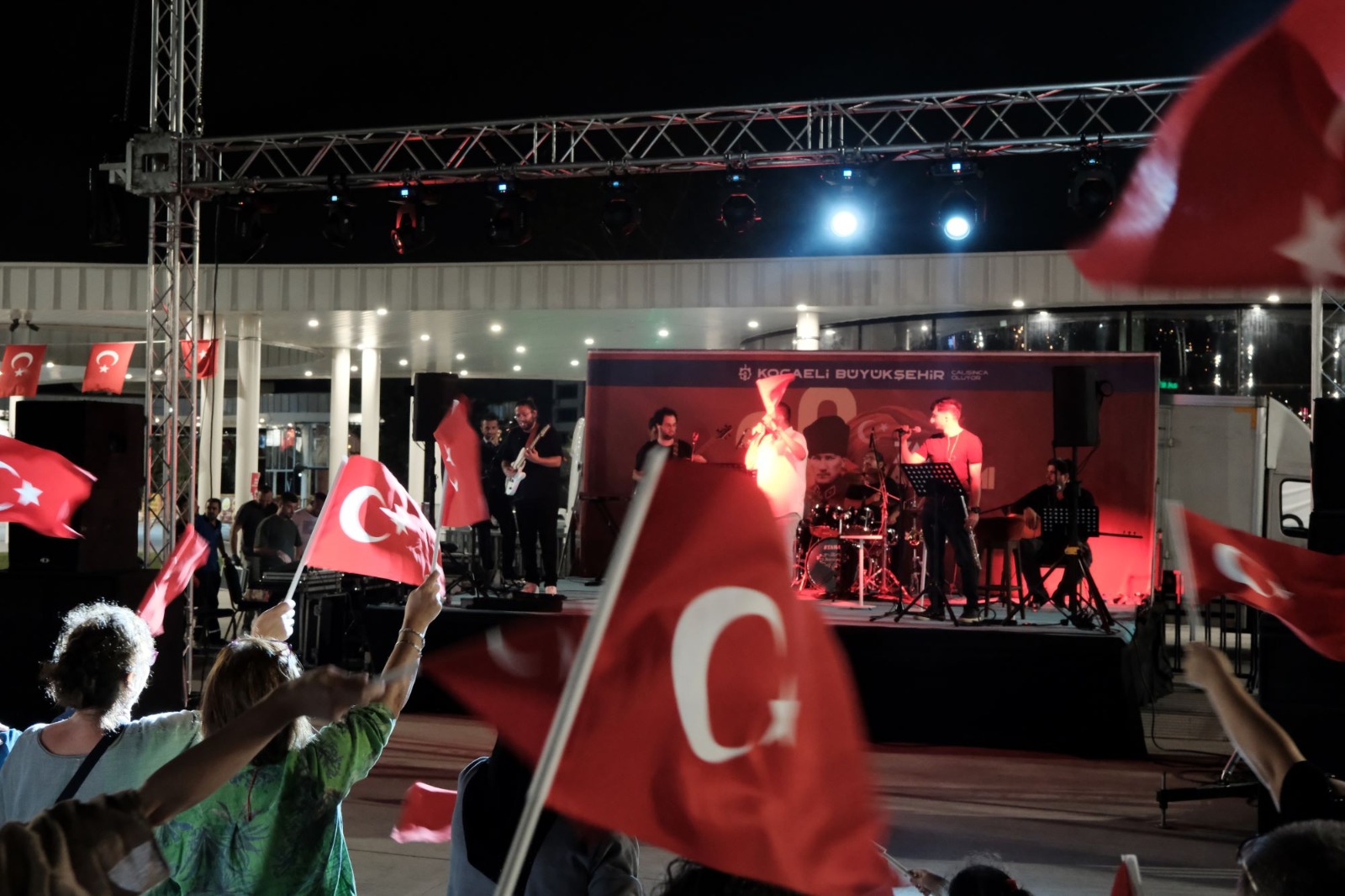 30 Ağustos coşkusu “Kahramanların İzinde” konseriyle başladı; Zafer meşalesi Milli İrade Meydanı’nda yakıldı