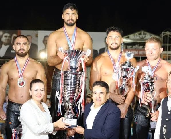 Balıkesir Büyükşehir Belediyesporlu Enes Doğan Elmalı’nın 2. kez Başpehlivanı oldu